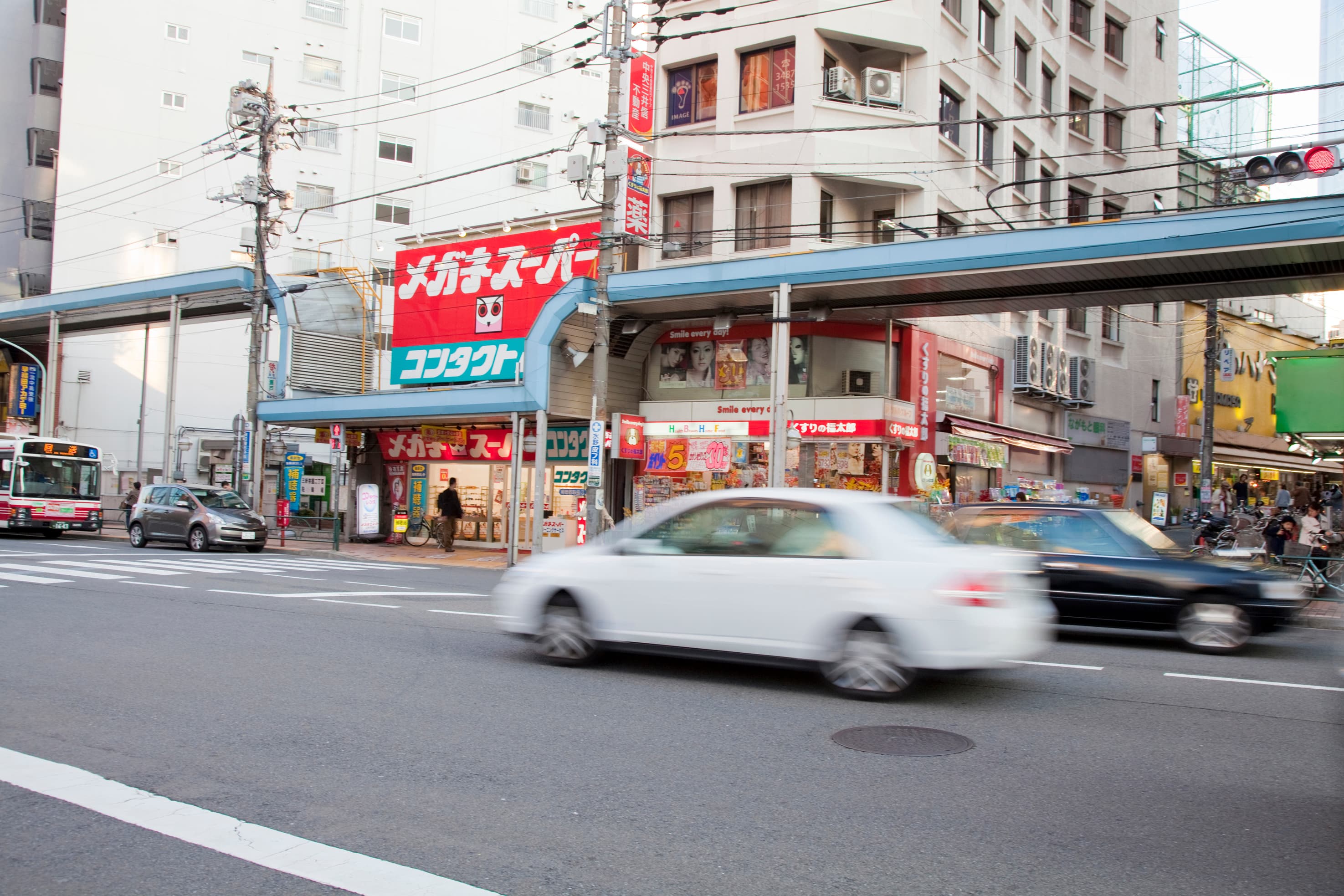賑わう三軒茶屋の街並み、飲食店や商業施設が立ち並ぶ